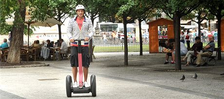 Turista na vozítku Segway na Staromstském námstí.