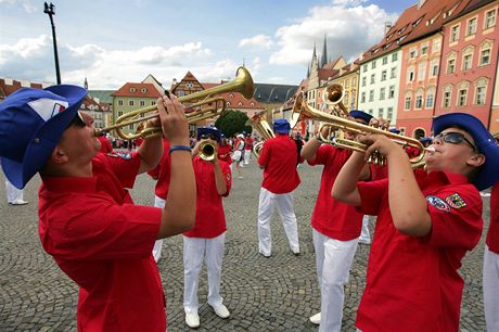 Mládenický dechový orchestr se ped odletem louí s Chebany ukázkou programu,