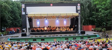 Pi filmovém festivalu si lidé do zrekonstruovaného letního kina cestu nali.