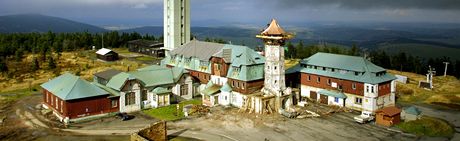 Na míst slavné rozhledny na Klínovci vyroste její replika, zchátralý hotel se opravy zatím nedoká.