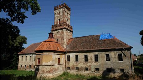 Zámek Dínov na Kromísku, který byl rodu Walderode zabaven roku 1945 na