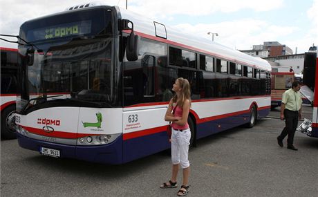 Jeden ze esti novch autobus znaky Solaris, kter od tohoto tdne vystdaly...