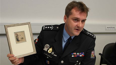 Policista Pavel Novk ukazuje obraz od Maxe vabinskho, kter m cenu patncti