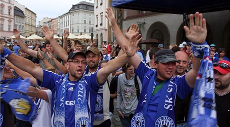 Ped olomouckou radnic se selo zhruba sto a sto padest fanouk Sigmy a