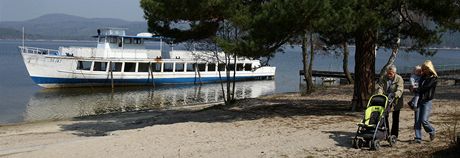 Lo je jednou z oblíbených kratochvílí rekreant u Máchova jezera.
