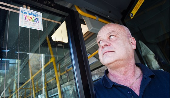 idi autobusu praské MHD s nálepkou inzerující projekt voavých autobus