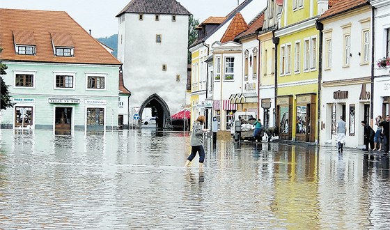 Rozvodnná Berounka zaplavila v roce 2002 Husovo námstí.