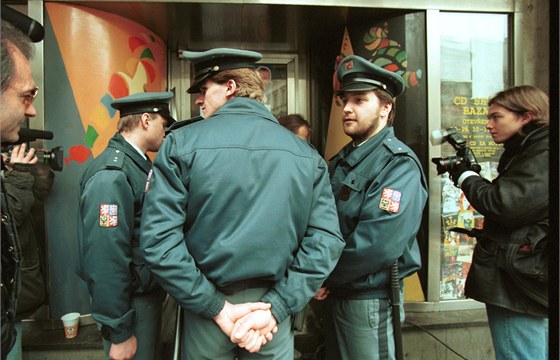 Policisté ped zaveným klubem Bunkr v roce 1997.