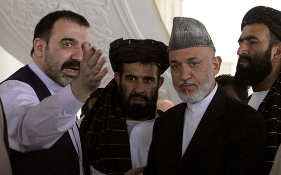 Afghánský prezident Hamíd Karzáí (vpravo) se svým bratrem Ahmadem Valím (íjen