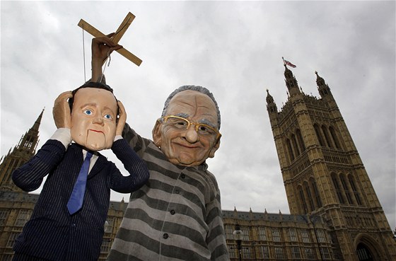 Murdoch tahá za nitky britské politiky, naznaují aktivisté ped britským