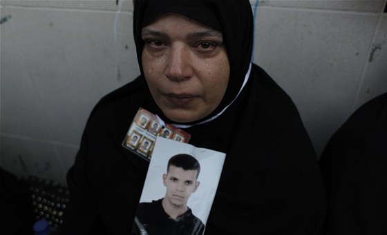 Egyptská matka oplakává svého syna zabitého bhem protest proti Mubarakovi.