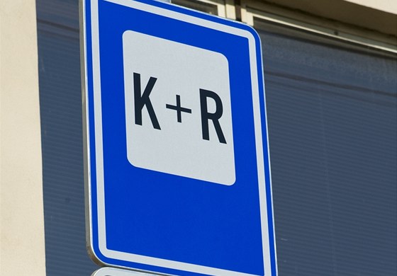 V Plzni je nové aprkovit se znakou K+R. idii zde mohou jen na chvilku