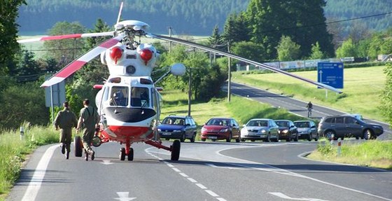 Na Mladoboleslavsku havaroval opilý idi, pro jeho mladou spulujezdkyni letl vrtulník. Ilustraní foto