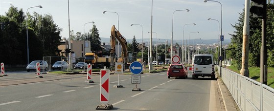 Kvli rekonstrukci tramvajové trat a kanalizace je od páteního rána u CD