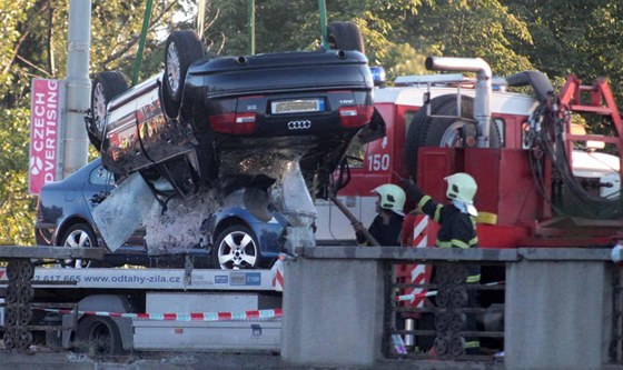 Auto, které po nehod na Hlávkov most prorazilo zábradlí a sjelo do Vltavy.