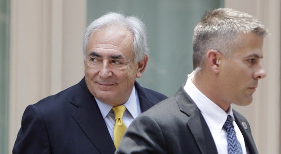 Dominque Strauss-Kahn odchází od soudu na Manhattanu. (6. ervence 2011)