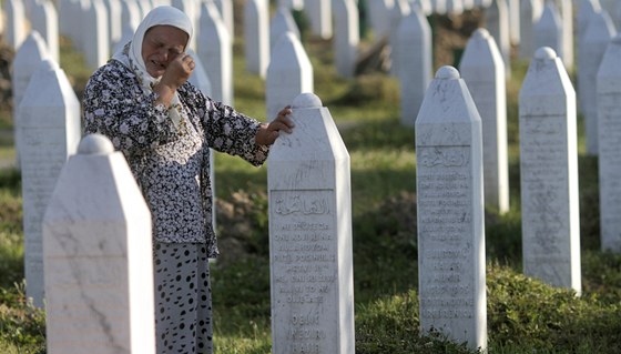 Hroby obtí masakru v bosenské Srebrenici.