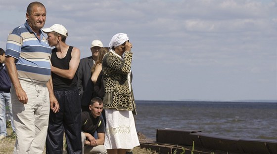 Píbuzní obtí potopeného parníku na ece Volze (11. ervence 2011)
