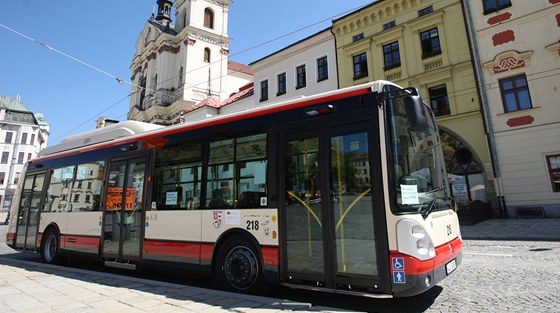 V Jihlav se nov veer cestujícím otevou jen pední dvee trolejbus a autobus. idi bude mít kontrolu nad tím, zda si cestující oznaují jízdenky a pispje to i k vtí bezpenosti.