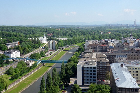Pohled z radniní ve jihovýchodním smrem, nejblíe Slezská Ostrava. Mnohé pekvapí, jak je msto zelené.