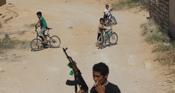 Ozbrojený Libyjec ve vesnici Asabá, asi sto kilometr jihozápadn od Tripolisu