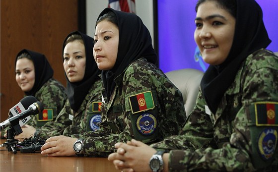 Afghánské dstojnice hovoí na tiskové konferenci na základn Lackland v