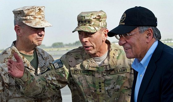 Generálové John Allen (vlevo), David Petraeus a ministr obrany USA Leon Panetta