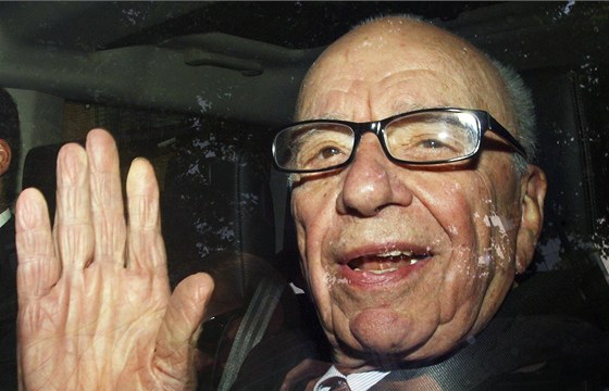 Rupert Murdoch opoutí hlavní sídlo News International ve Wappingu na východ...
