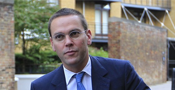 James Murdoch pijídí do sídla News International na východ Londýna. (19. ervence 2011)