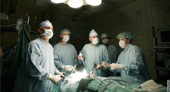 Plameny zasáhly pacientovo tlo na zaátku operace a lékai ji nedokonili (ilustraní foto).