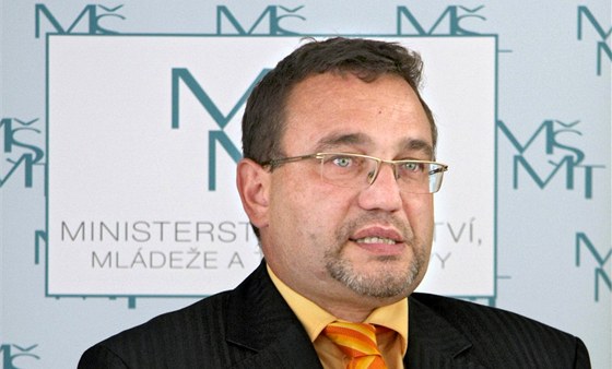 Ministr kolství Josef Dobe bhem tiskové konference v Praze (11. ervence