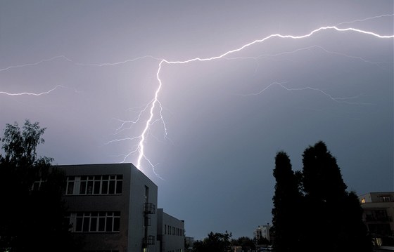 Kvli vysokým teplotám je Morava ohroena boukami více ne echy. Ilustraní snímek