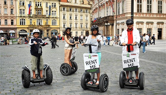 Turisté na vozítkách Segway na Staromstském námstí v Praze.