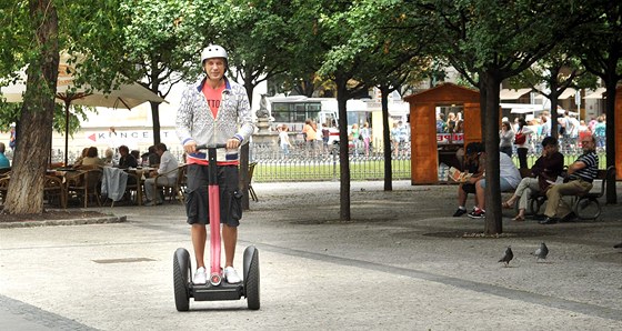 Turista na vozítku Segway na Staromstském námstí.