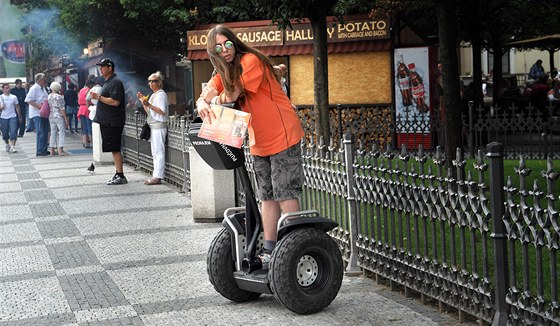 Turista na vozítku Segway na Staromstském námstí v Praze. (Ilustraní snímek)