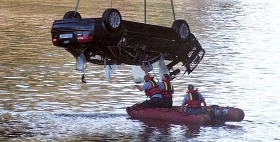 Auto, které po nehod na Hlávkov most prorazilo zábradlí a sjelo do Vltavy. idie se po 25 minutách resuscitace nepodailo zachránit.