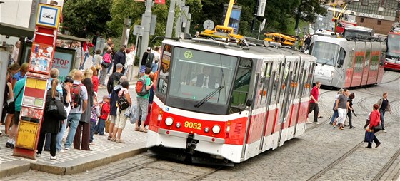 Tramvaj bylo nutné vyvtrat, teprve poté mohla opt vozit cestující. Ilustraní snímek.