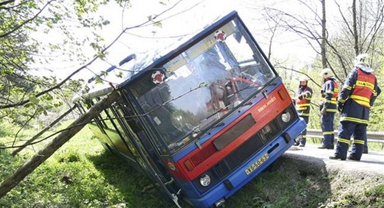 Hasii musí autobus vytahovat z píkopu pomocí tké techniky