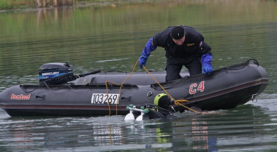 Policejní potápi pátrají po utonulém. (Ilustraní snímek)