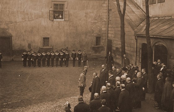 Arcivévodkyn Zita sleduje z okna zámku (vlevo ve vtím klobouku) pivítání