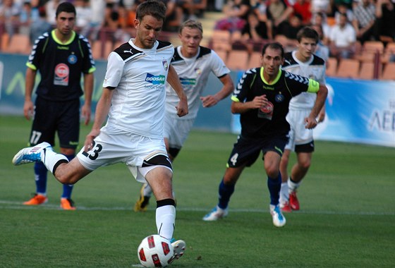 BAKO PODRUHÉ. Plzeský tým brzy zvýí své vedení v Jerevanu na tígólové. Marek Bako svou penaltu bezpen promnil a podruhé se zapsal do stelecké listiny.