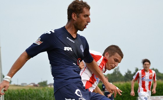 Fotbalisté Slovácka si soustední v Rakousku vyzkoueli u loni. Libor Doek tehdy takhle bojoval s obranou CZ Blehrad.