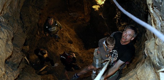 Slaování do Hanychovské jeskyn v Panském lomu v Jizerských horách absolvoval i tíletý Matyá. (9. ervence 2011)
