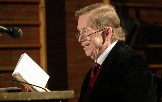 Václav Havel pi nedávném scénickém tení v Divadle Husa na provázku.