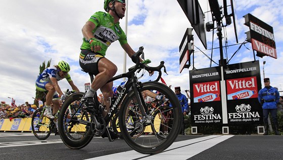 V CÍLI. Britský cyklista Mark Cavendish práv vítzí v patnácté etap Tour de