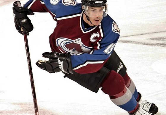 Joe Sakic byl elegánem na led, po skonení kariéry v NHL je elegánem na golfu