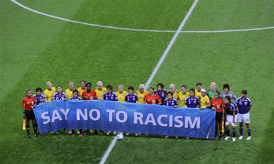 Fotbal se zabývá bojem proti rasismu a diskriminaci u delí dobu. 