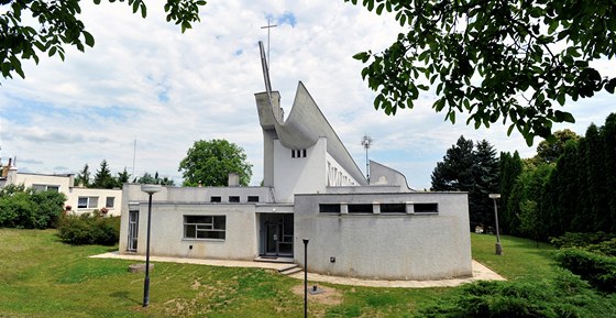 Senetáovský kostel je z betonu a skla, svým tvarem budí dojem "lodi, která