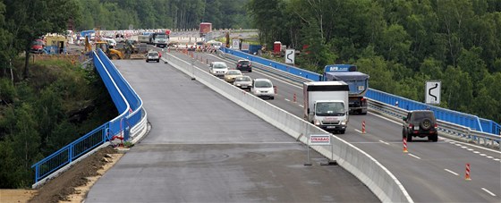 Rozíený most na nové silnici R6 u Transmotelu.