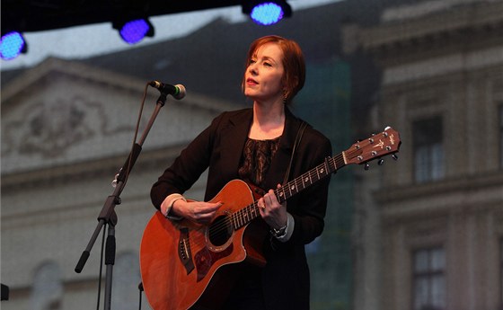 Suzanne Vega pi svém koncertu v Olomouci, na který se na Horní námstí pily